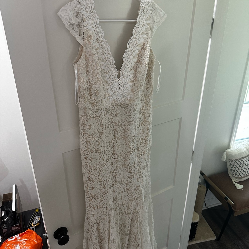 Elegant White Lace Dress - Picture 2 of 3